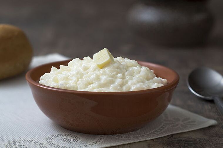 Bubur nasi dalam susu untuk hari puasa dengan gout