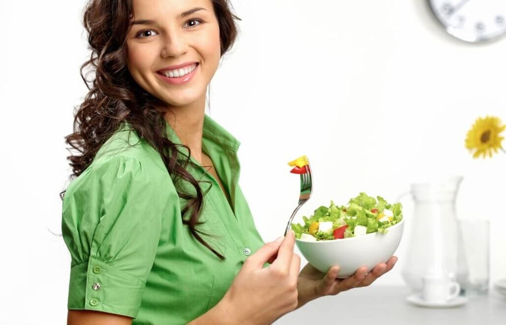 gadis makan salad sayuran pada diet 6 kelopak