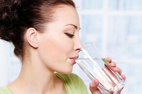 gadis minum air pada diet untuk malas