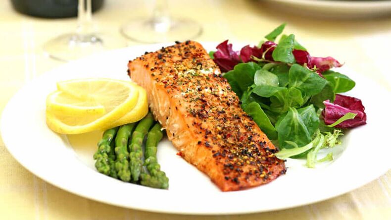 Ikan dengan herba dan asparagus dalam menu diet untuk diabetes