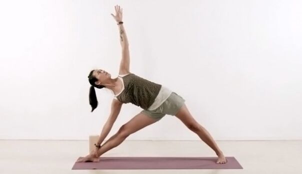 pose segi tiga yoga untuk penurunan berat badan