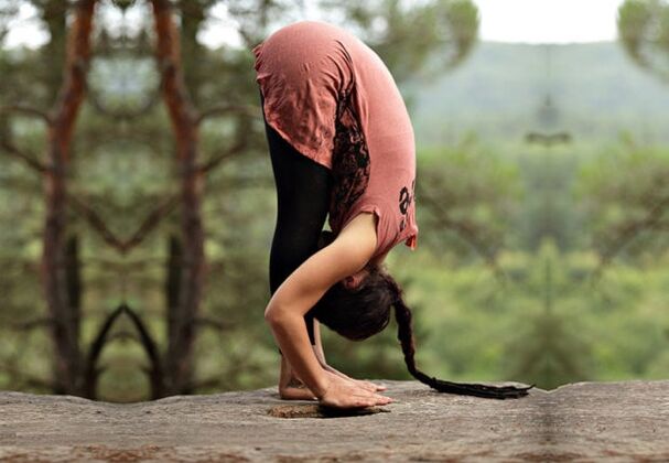pose yoga uttanasana untuk penurunan berat badan