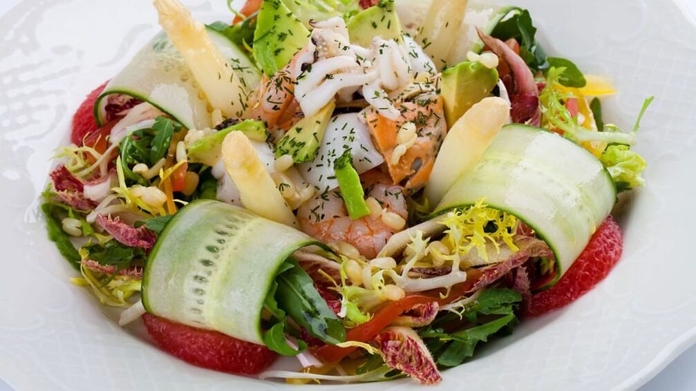 Apabila mengikuti fasa Alternasi diet Dukan, disyorkan untuk makan salad makanan laut