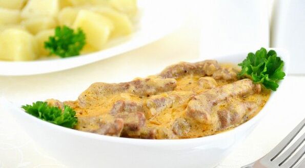 Daging lembu dengan champignons dalam sos berkrim - hidangan enak semasa fasa Penyatuan diet Dukan